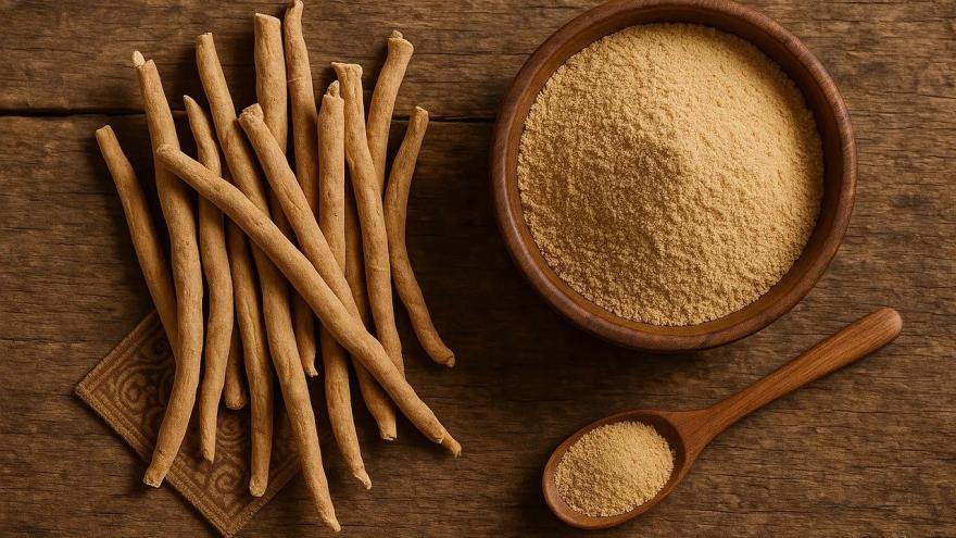 Eine Schale mit Ashwagandha-Pulver, einem Nahrungsergänzungsmittel