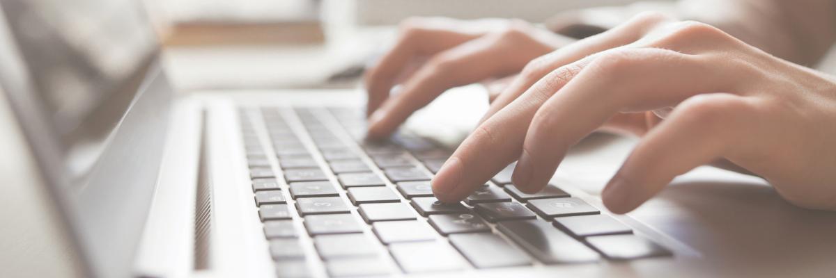 Ein Mensch arbeitet am Computer