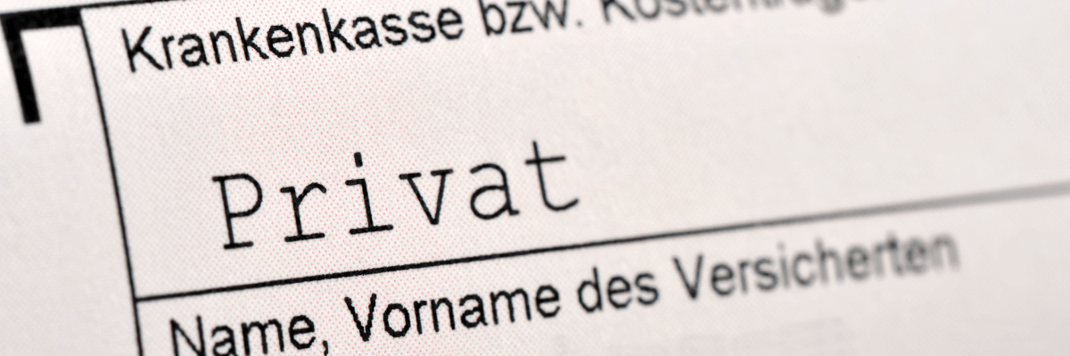 Nahaufnahme eines Rezeptscheins vom Arzt, auf dem "Privat" als Krankenkasse eingetragen ist.