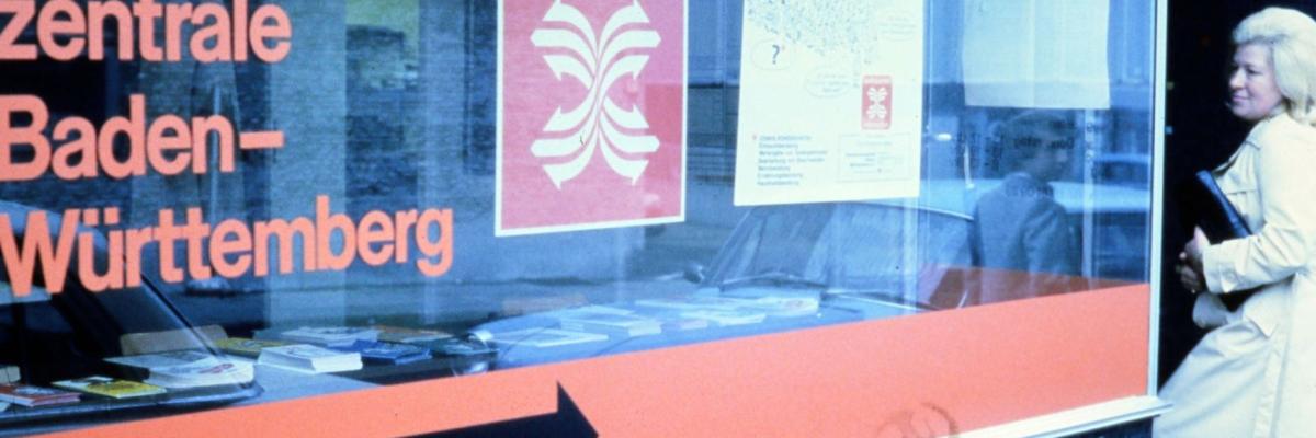 Eine Frau betritt die Verbraucherzentrale