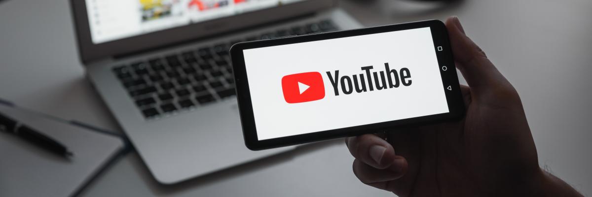 Handy und Laptop mit YouTube offen