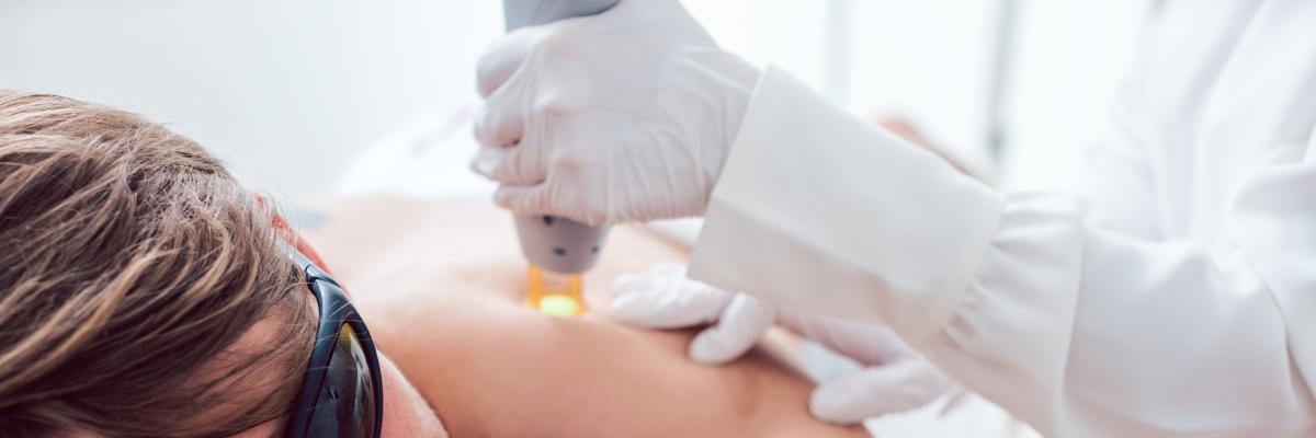 Mann bekommt Haarentfernung mit Laser auf Rücken