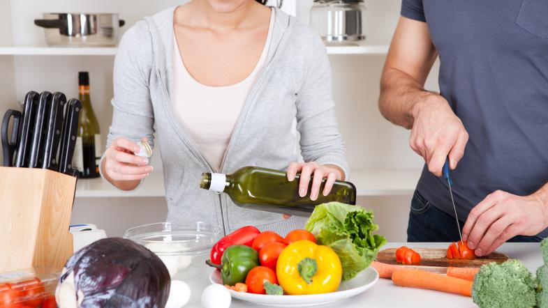 Zubereitung Salat in der Küche