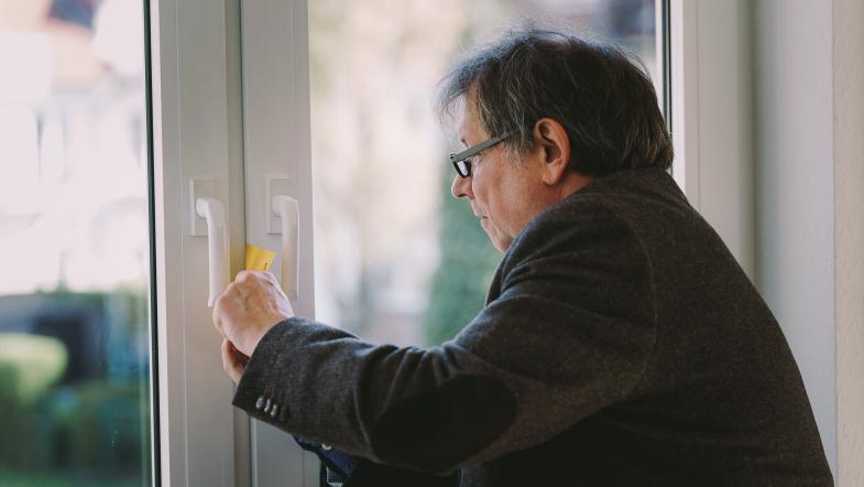 Energieberater Stephan Herpertz macht einen Fenstertest