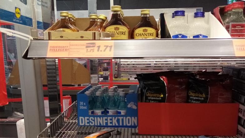 Warenpräsentation der Desinfektionsfläschchen im Quengelbereich