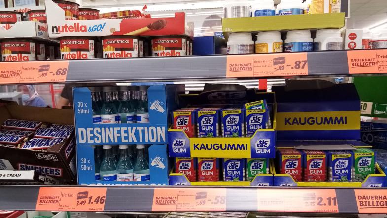 Warenpräsentation der Desinfektionsfläschchen im Quengelbereich