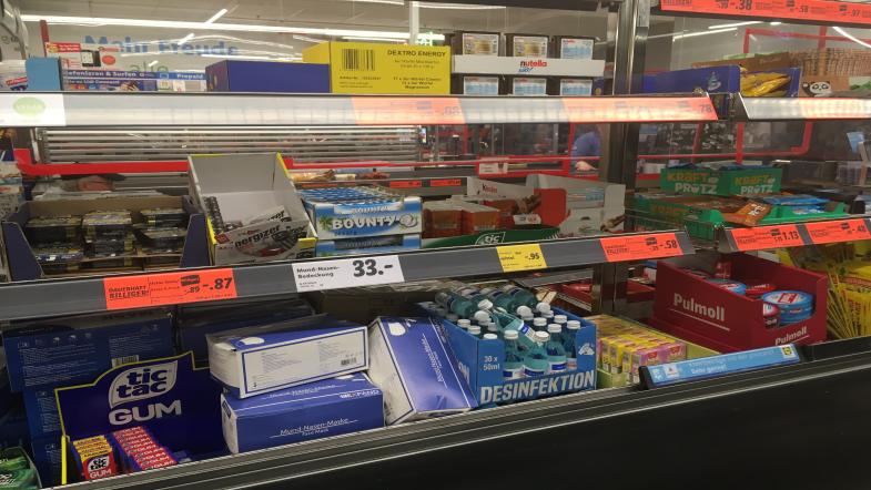 Warenpräsentation der Desinfektionsfläschchen im Quengelbereich