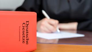 Gesetzestexte auf einem Schreibtisch