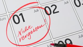 Kalenderblatt mit einer roten Markierung beim 1. Juli
