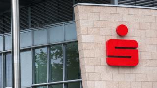 Sparkasse Gebäude mit Logo
