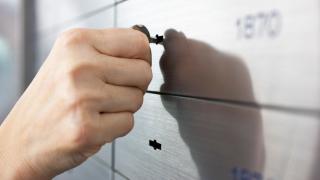Jemand schließt ein Bankschließfach auf