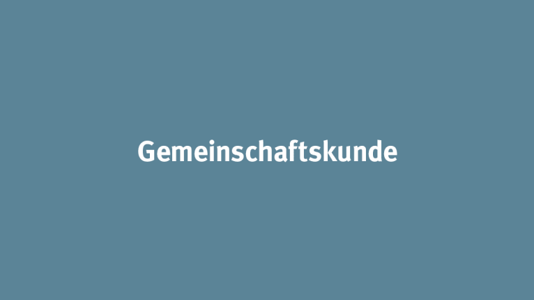 Blaugrauer Hintergrund mit Schriftzug Gemeinschaftskunde
